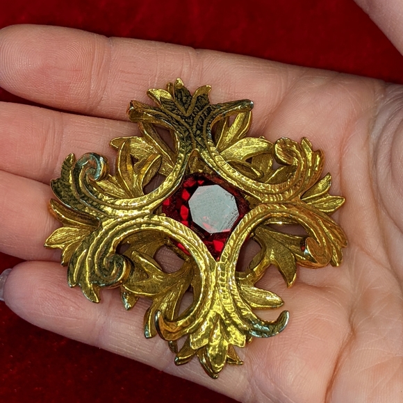 Vintage Benedict NY Beautiful Large Brooch Pin With ♥️ Red Center Rhinestone - Picture 6 of 8